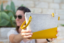 FELT CLUTCH WRISTLET