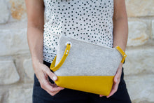 FELT CLUTCH WRISTLET