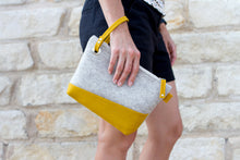 FELT CLUTCH WRISTLET
