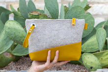 FELT CLUTCH WRISTLET