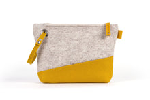 FELT CLUTCH WRISTLET